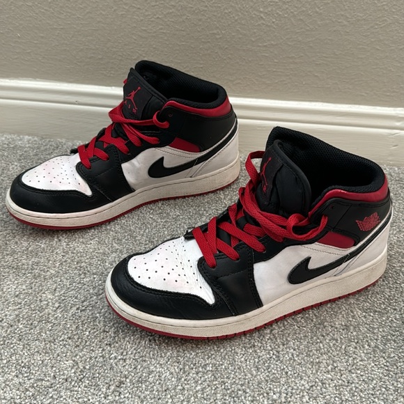 Air Jordans size- Youth 6 - Picture 2 of 9